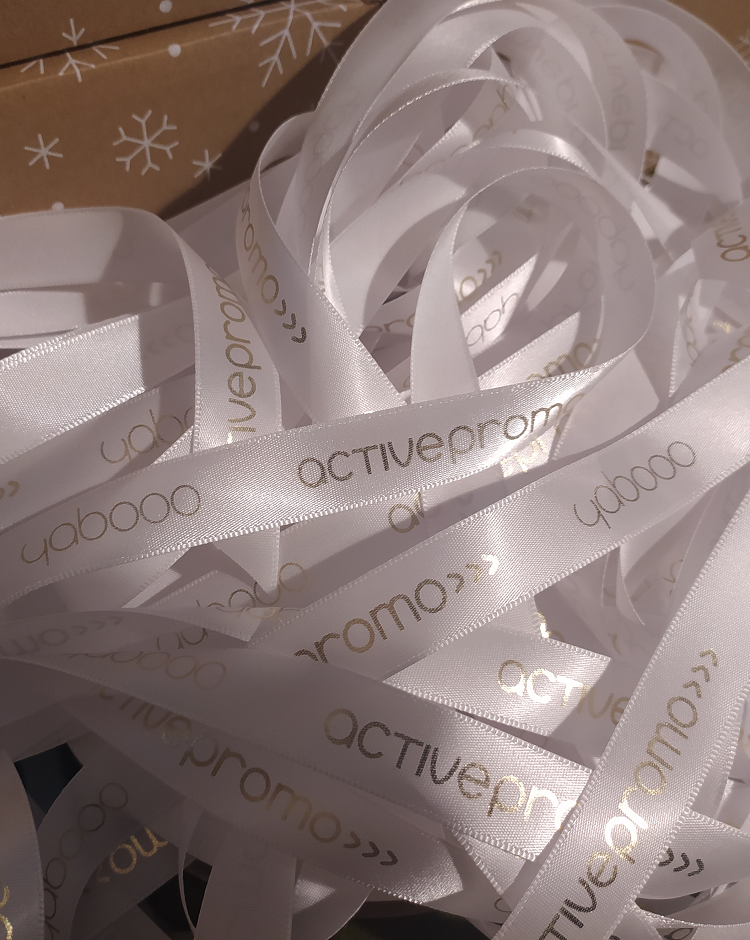 images/Realizacje/wstazka_reklamowa_z_logo_zlotym_tasiemka_20mm_activepromo_Siechnice_Wroclaw_Olawa_swiateczna.png#joomlaImage://local-images/Realizacje/wstazka_reklamowa_z_logo_zlotym_tasiemka_20mm_activepromo_Siechnice_Wroclaw_Olawa_swiateczna.png?width=750&height=940